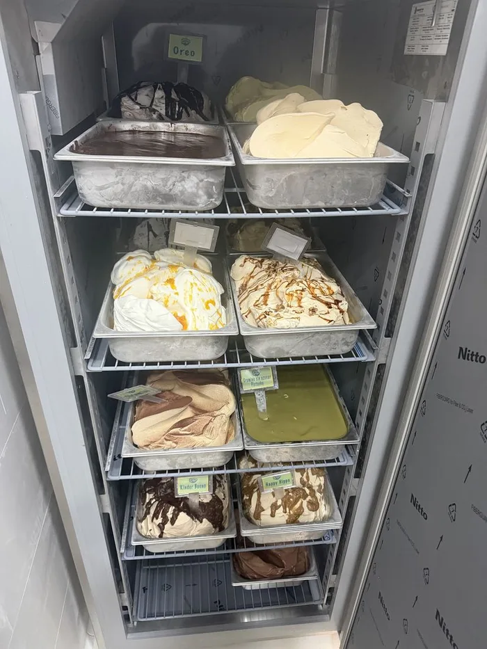 Cámara de conservación de un obrador con bandejas gastronorm de helado etiquetadas