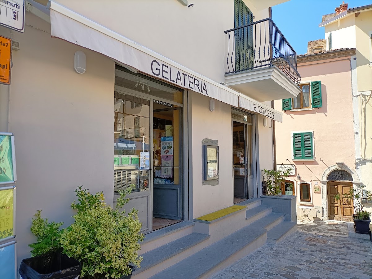 Il banco e la vetrina dei gusti.