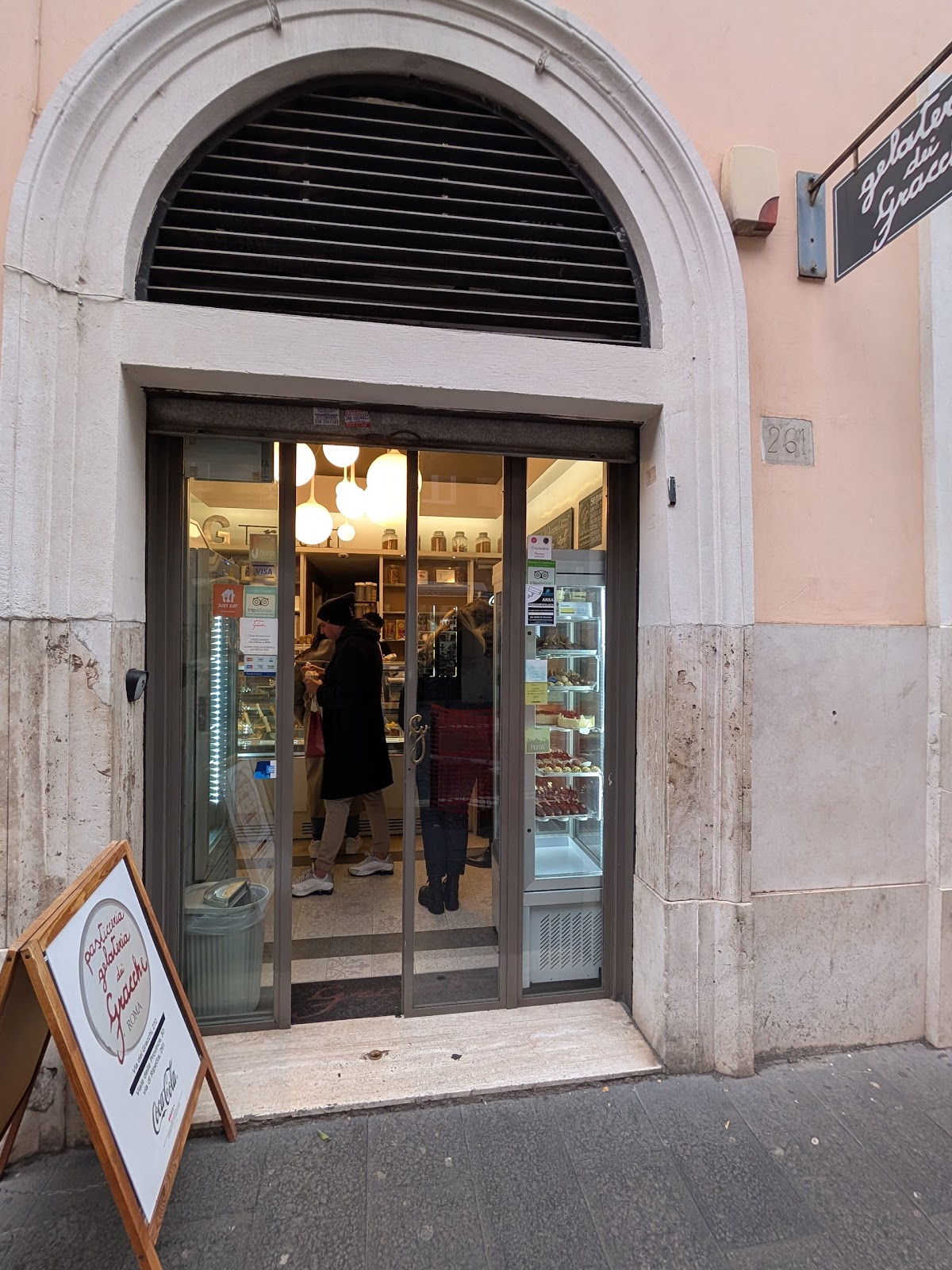 Un dettaglio della vetrina.