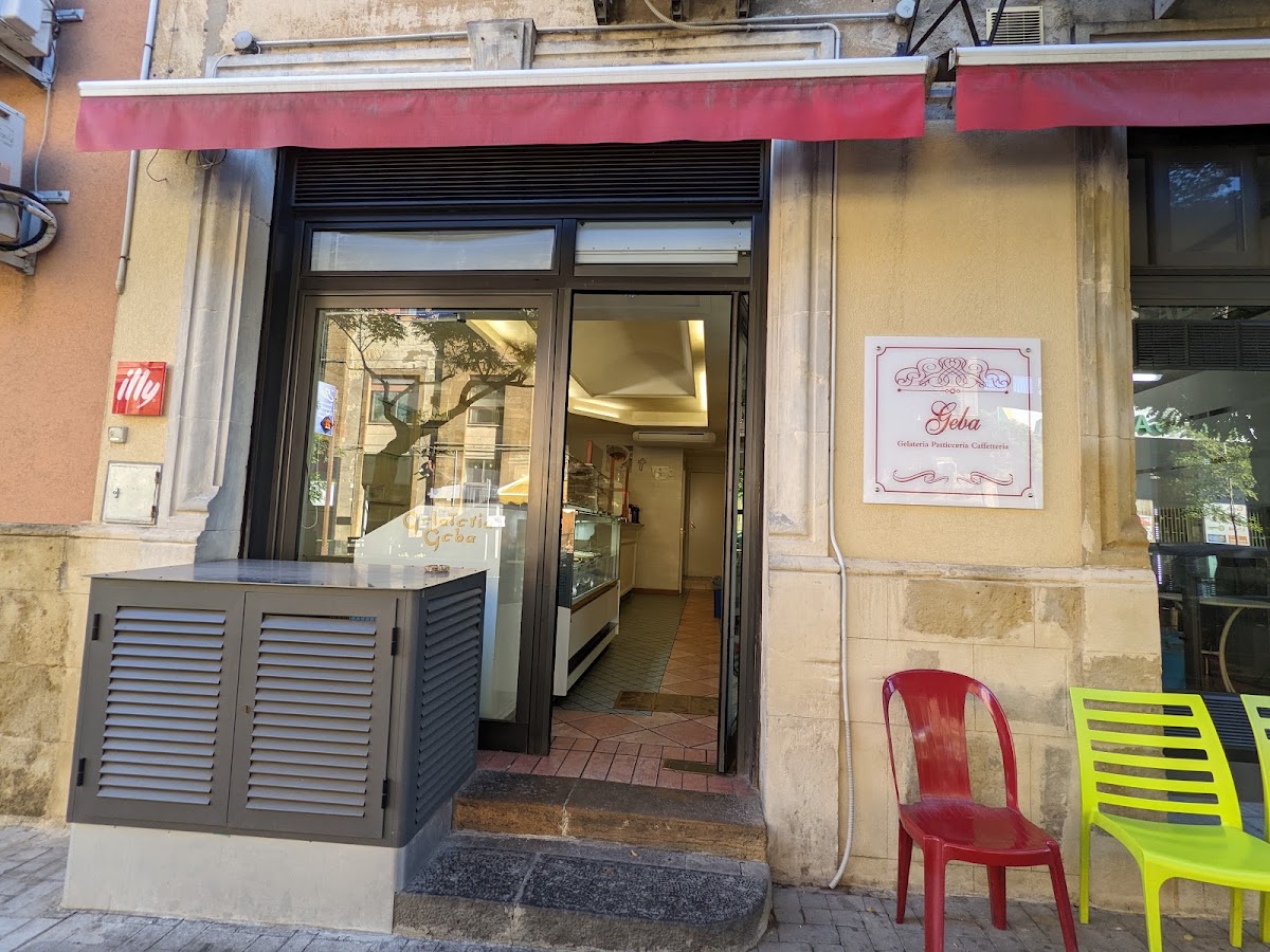 Il banco e la vetrina dei gusti.