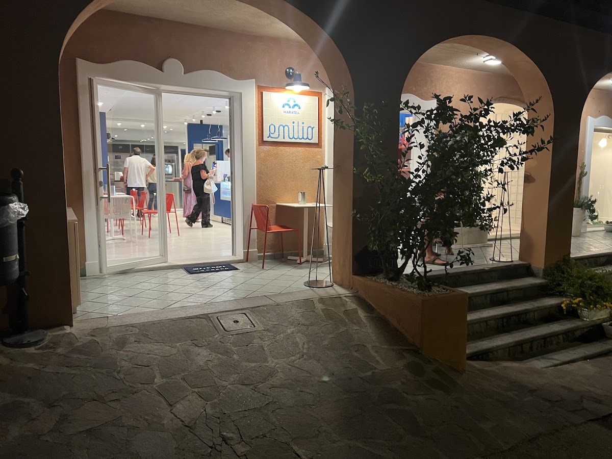 Il banco e la vetrina dei gusti.