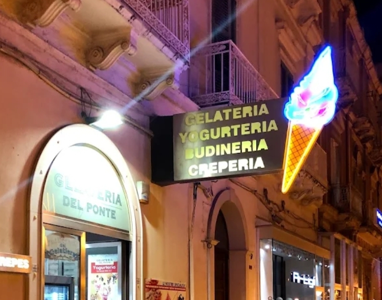 Il banco e la vetrina dei gusti.