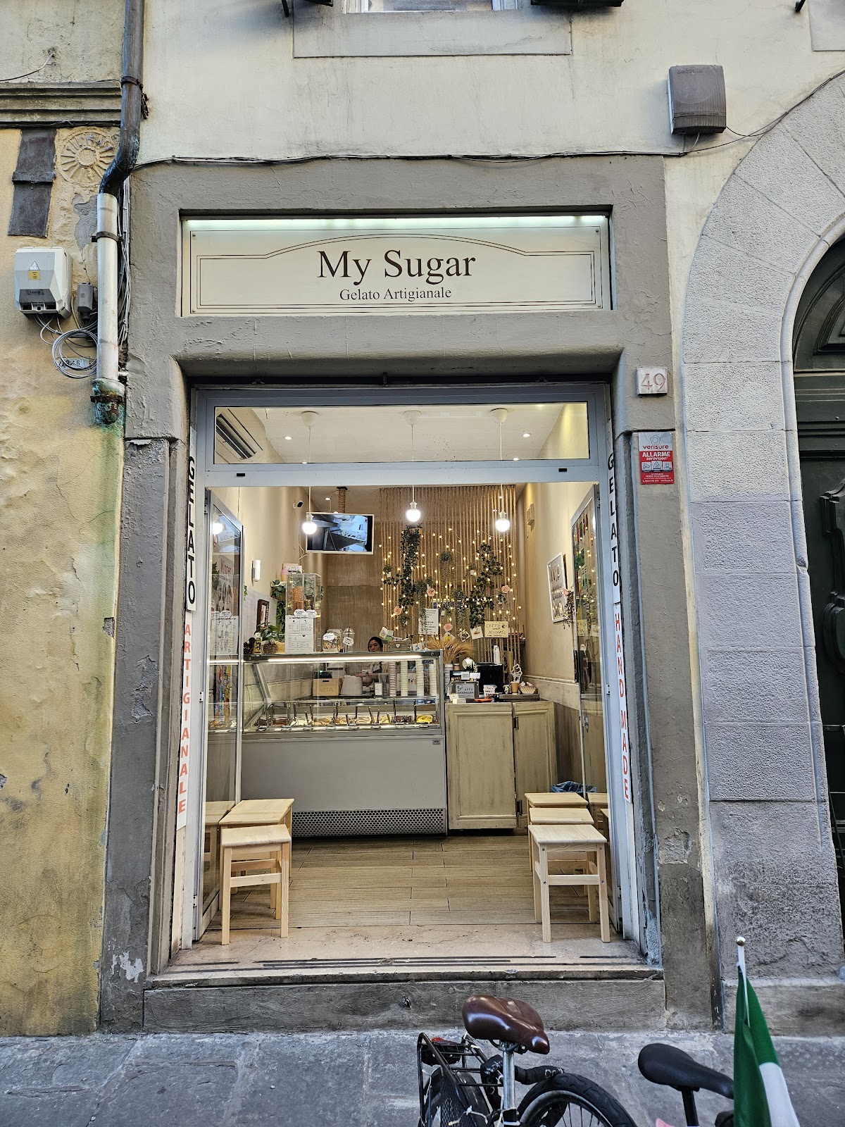 Il banco e la vetrina dei gusti.