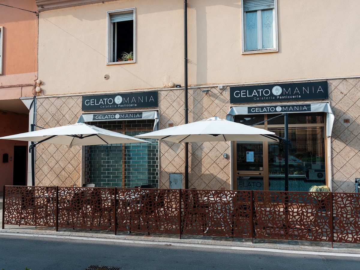 Il banco e la vetrina dei gusti.