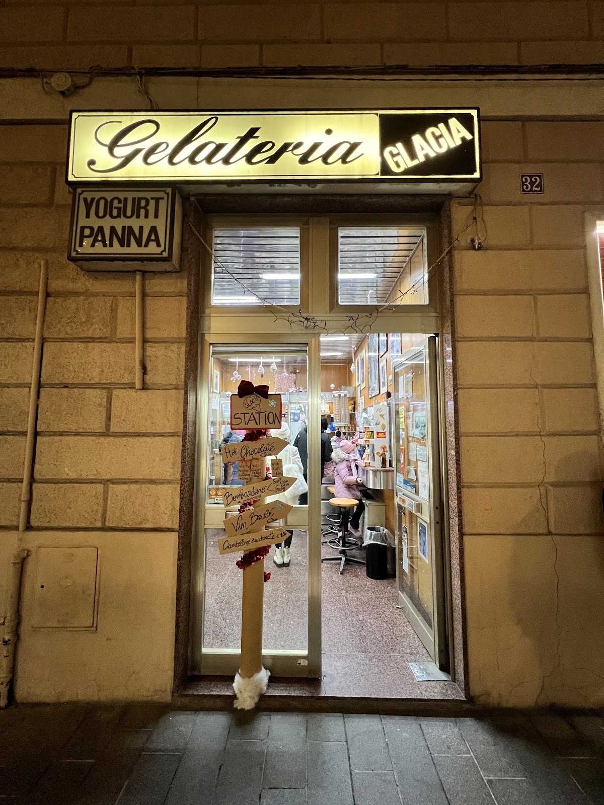 Il banco e la vetrina dei gusti.
