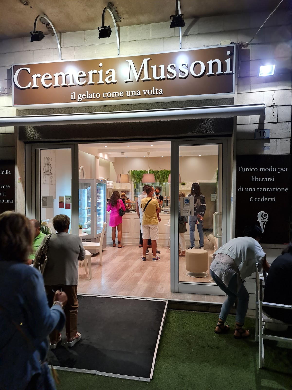 Il banco e la vetrina dei gusti.