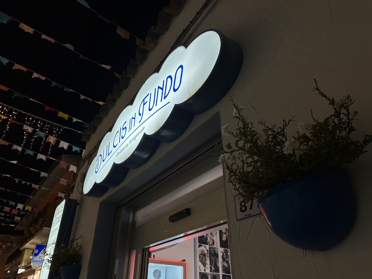 Il banco e la vetrina dei gusti.