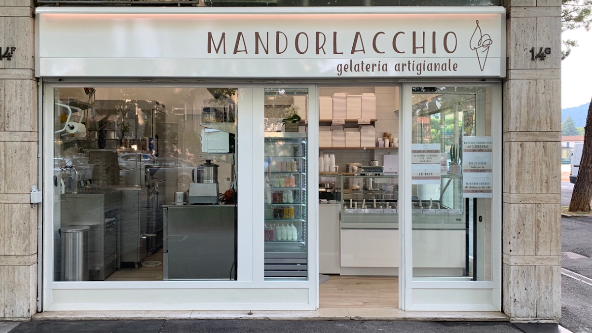 Il banco e la vetrina dei gusti.