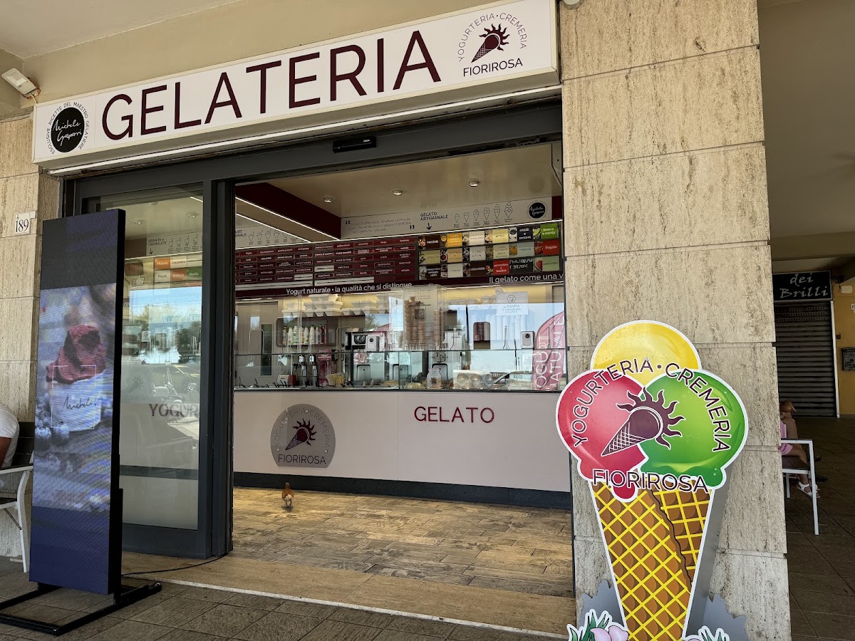 Il banco e la vetrina dei gusti.