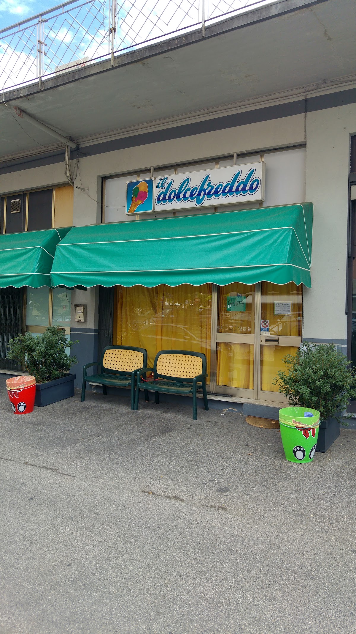 Il banco e la vetrina dei gusti.