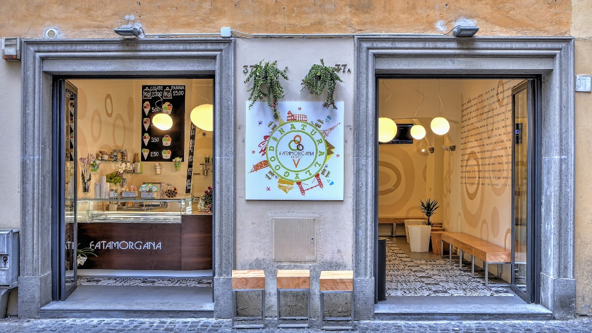 Il banco e la vetrina dei gusti.