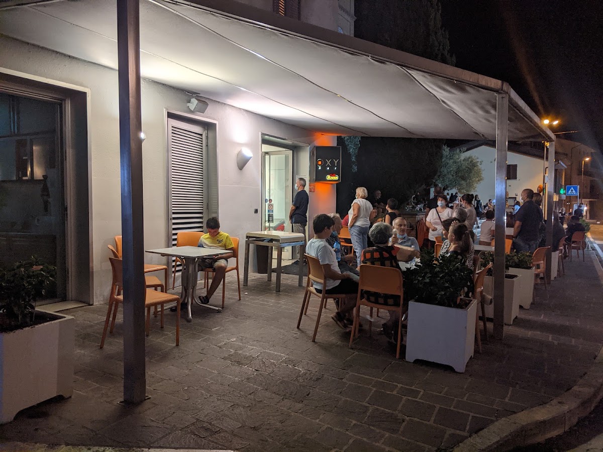 Il banco e la vetrina dei gusti.