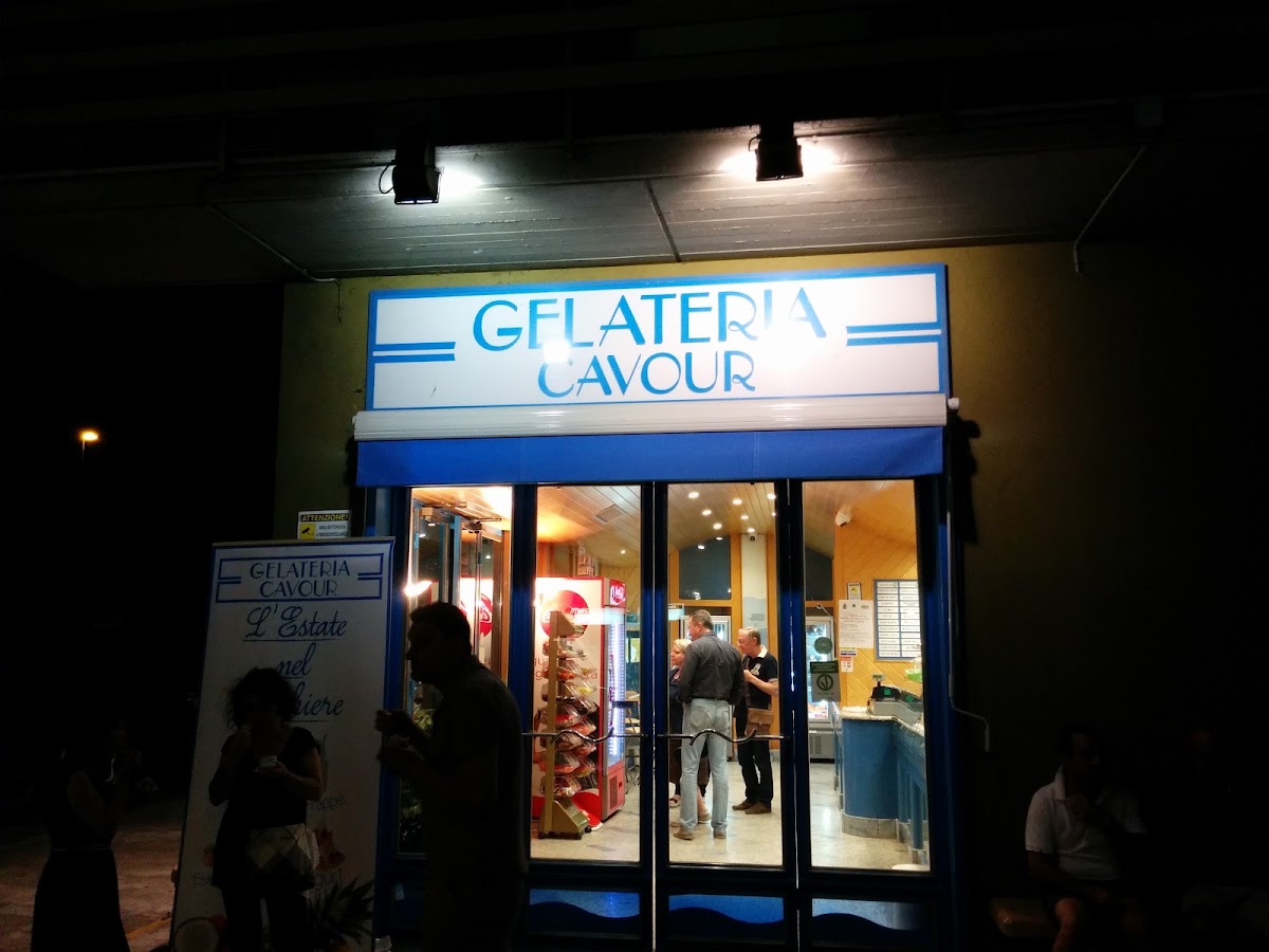 Il banco e la vetrina dei gusti.