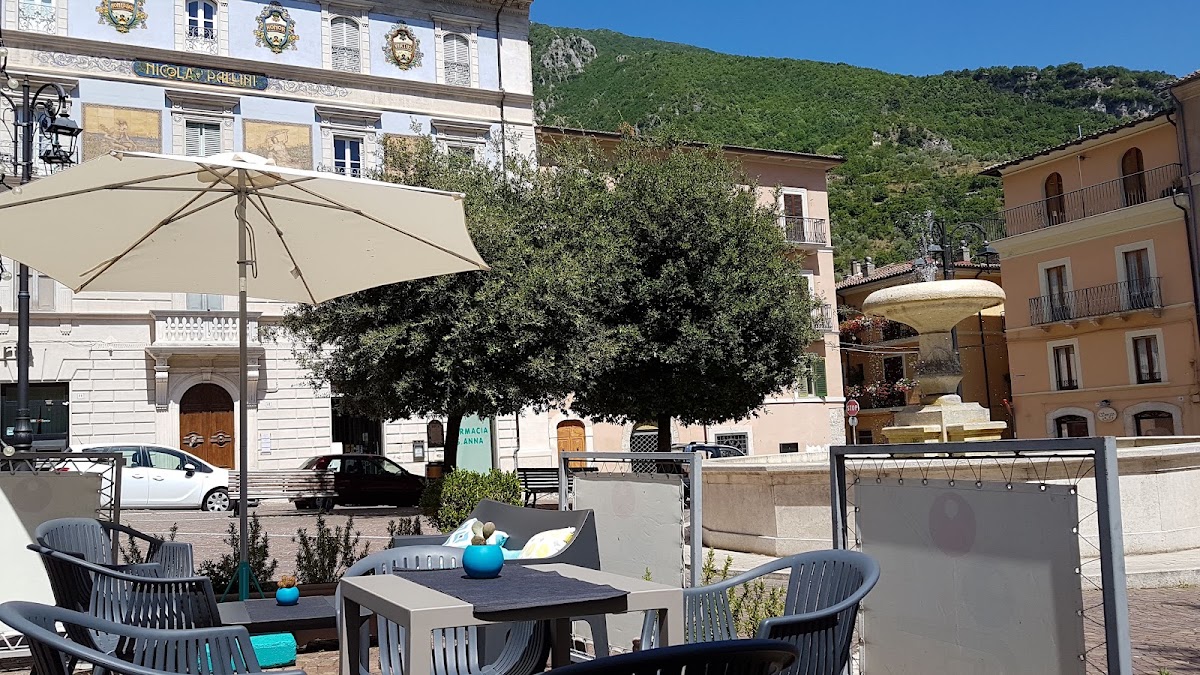 Il banco e la vetrina dei gusti.