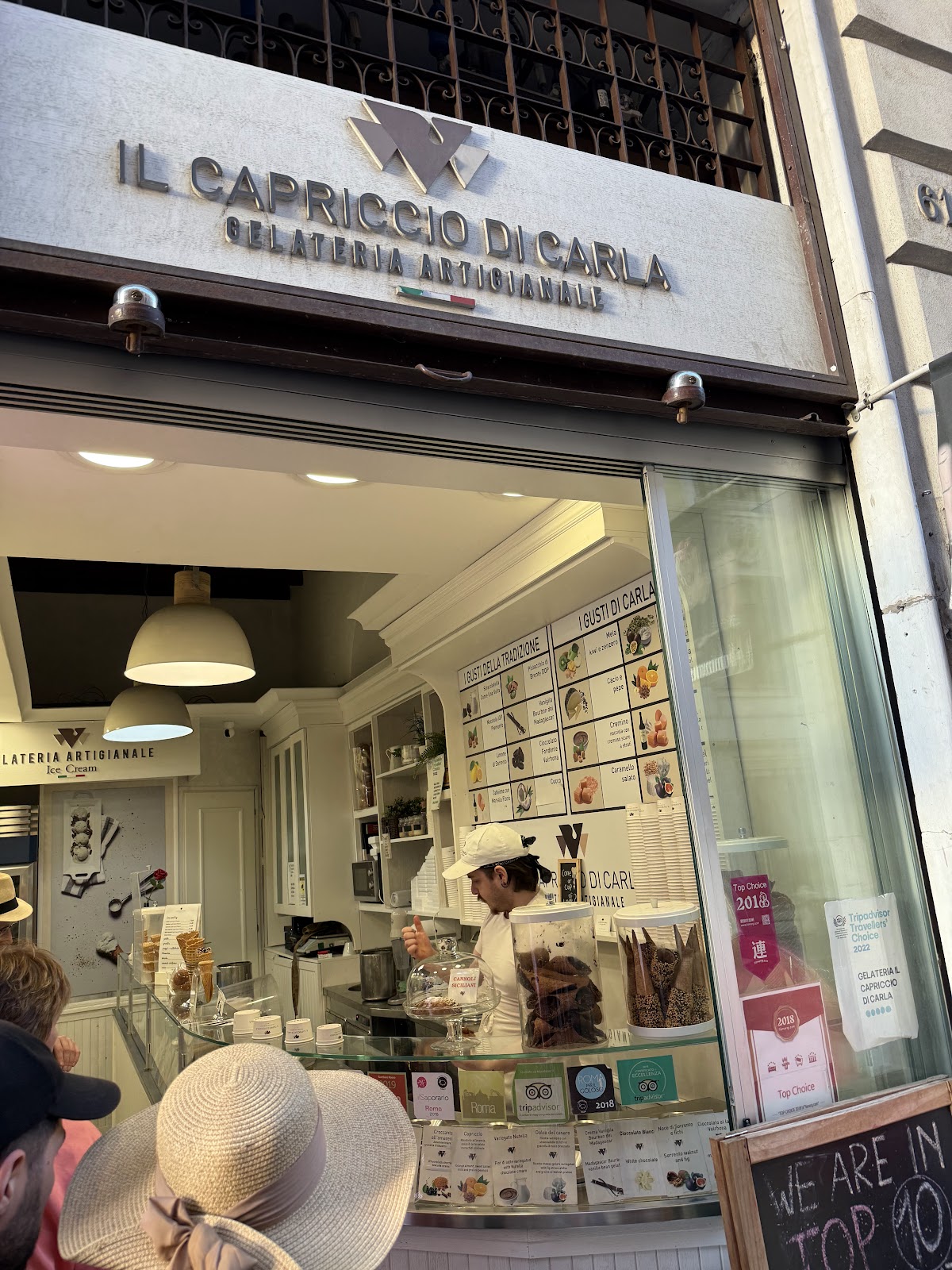 Il banco e la vetrina dei gusti.