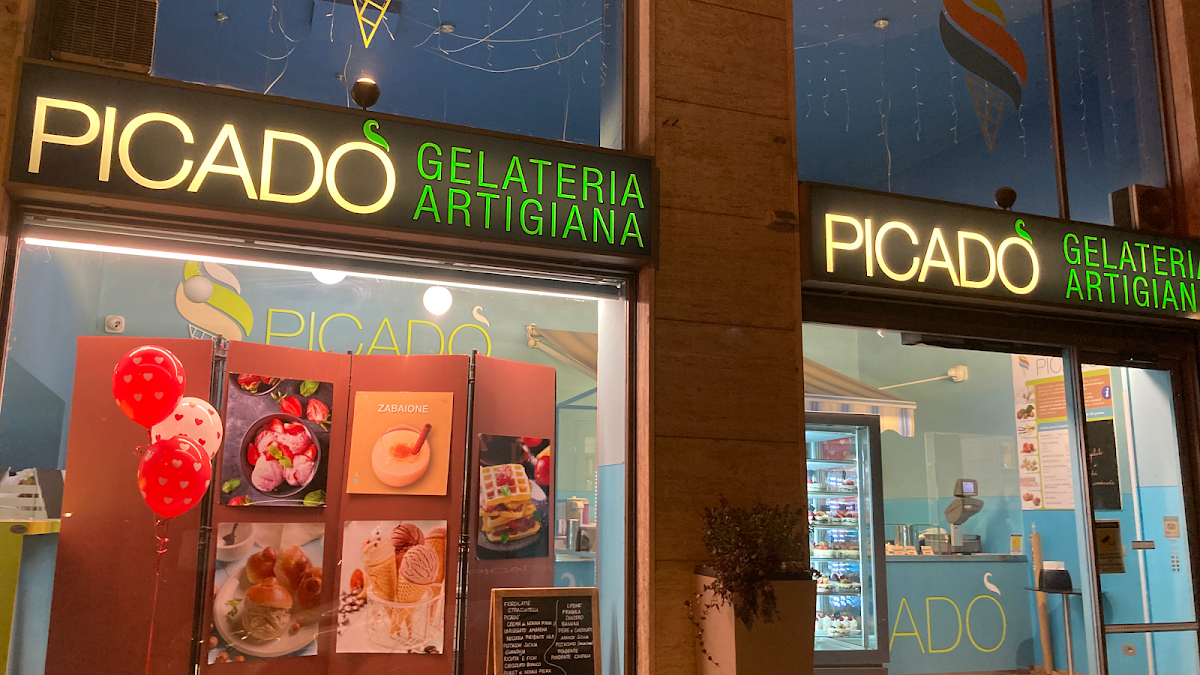 Il banco e la vetrina dei gusti.