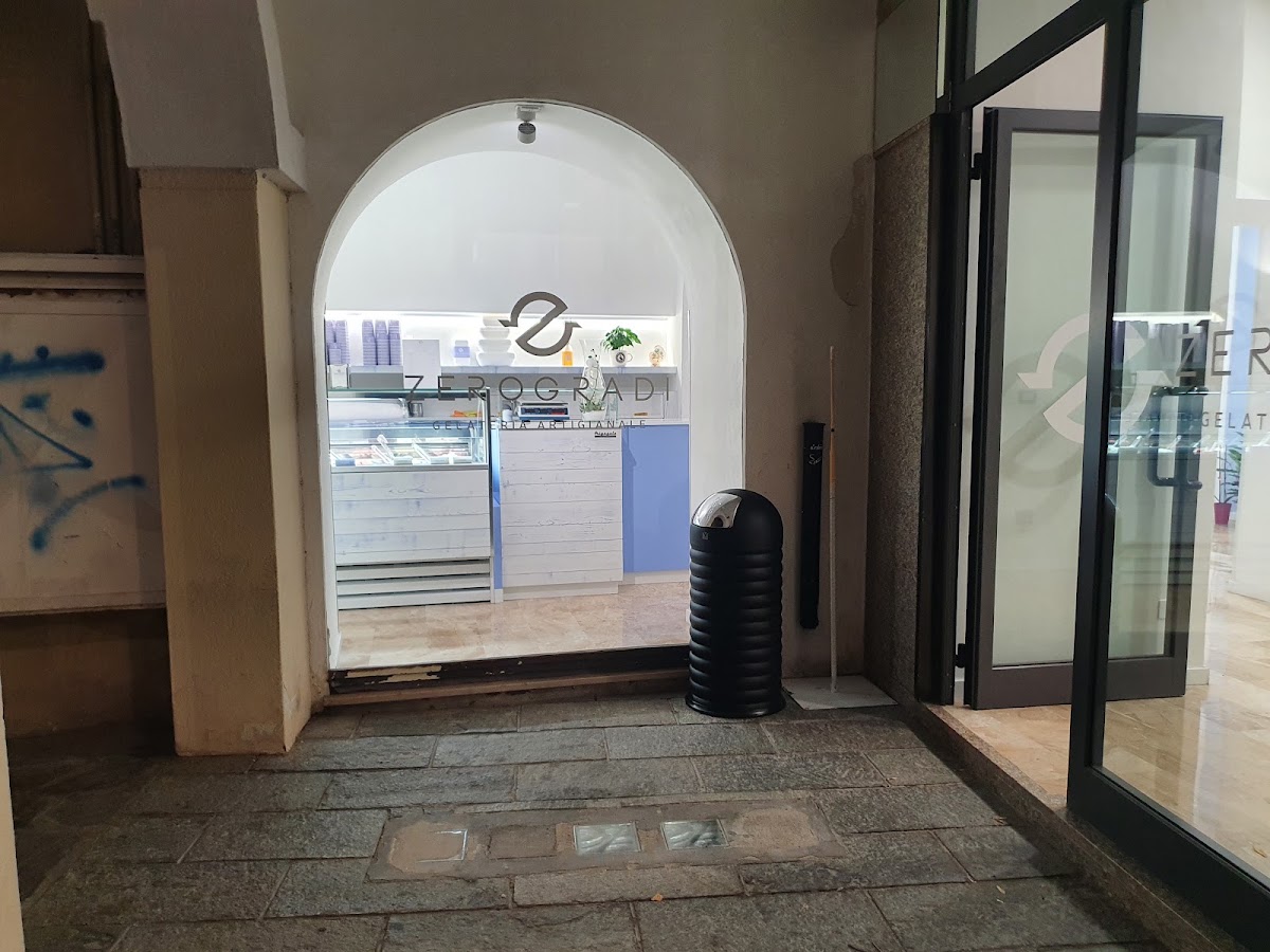 Il banco e la vetrina dei gusti.