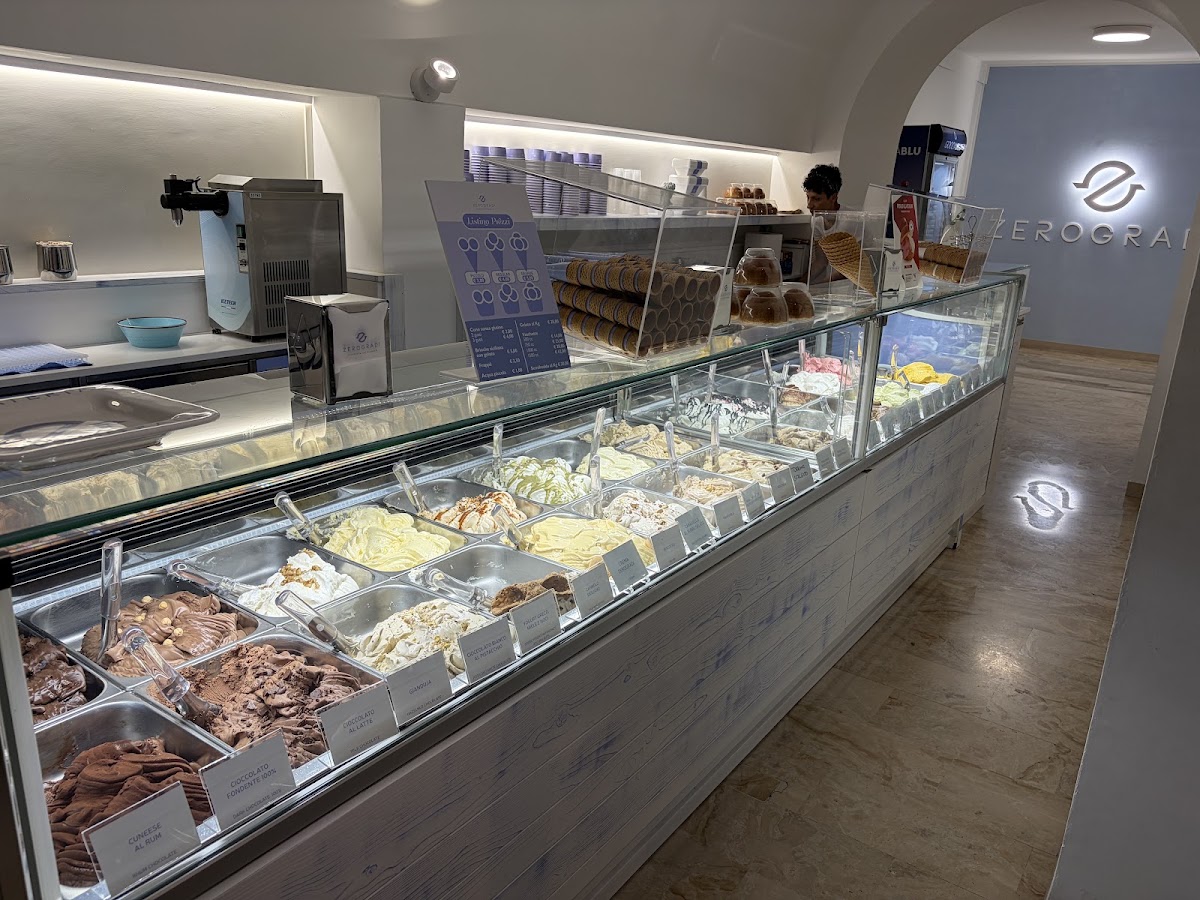Le vaschette in vetrina.