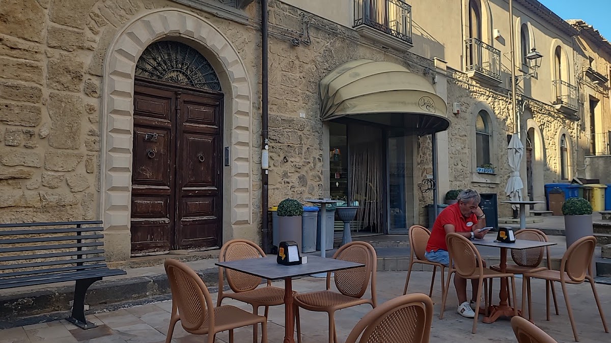 Un dettaglio della vetrina.