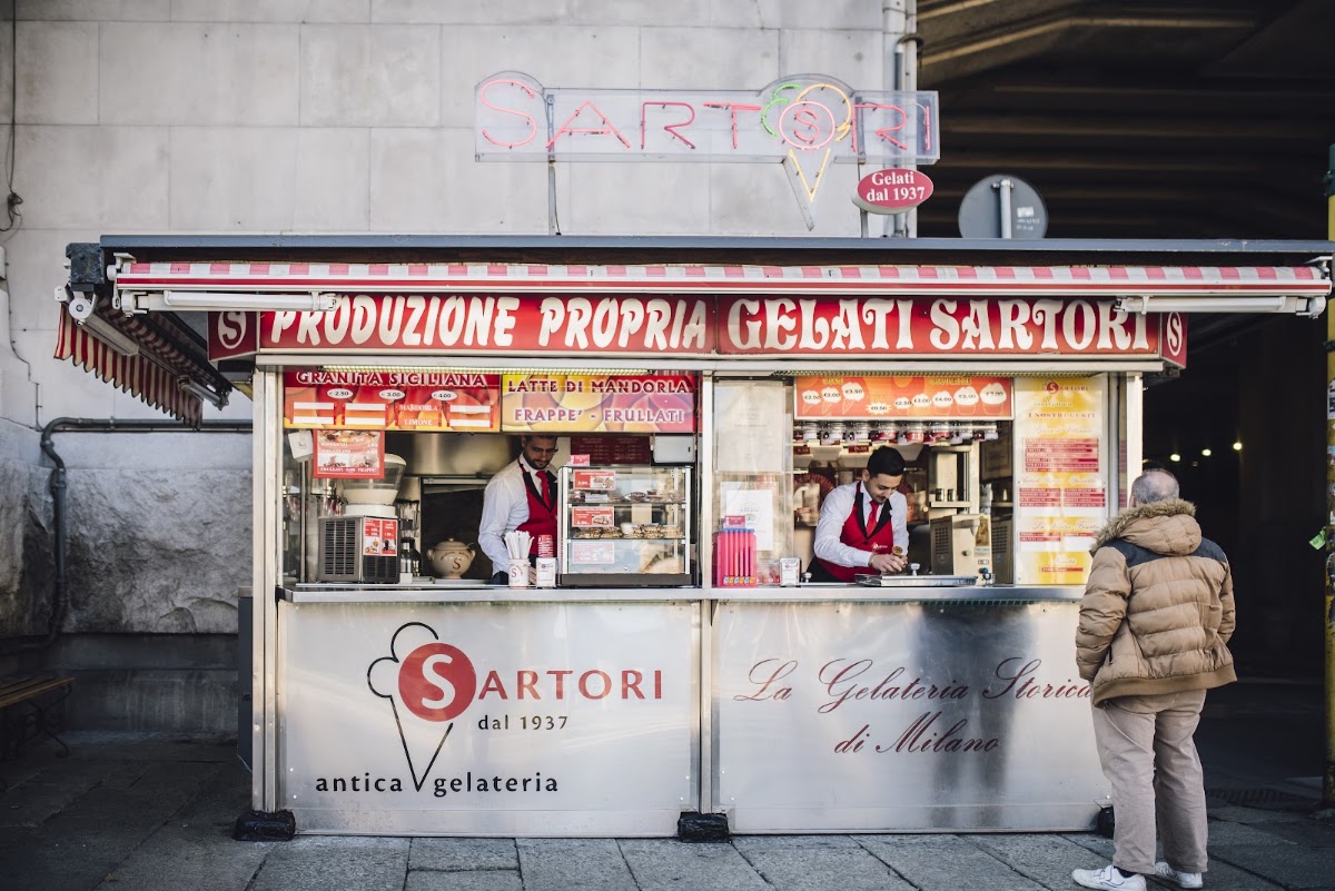 Il banco e la vetrina dei gusti.