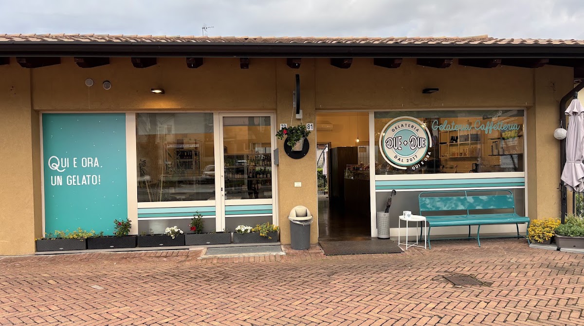 Il banco e la vetrina dei gusti.