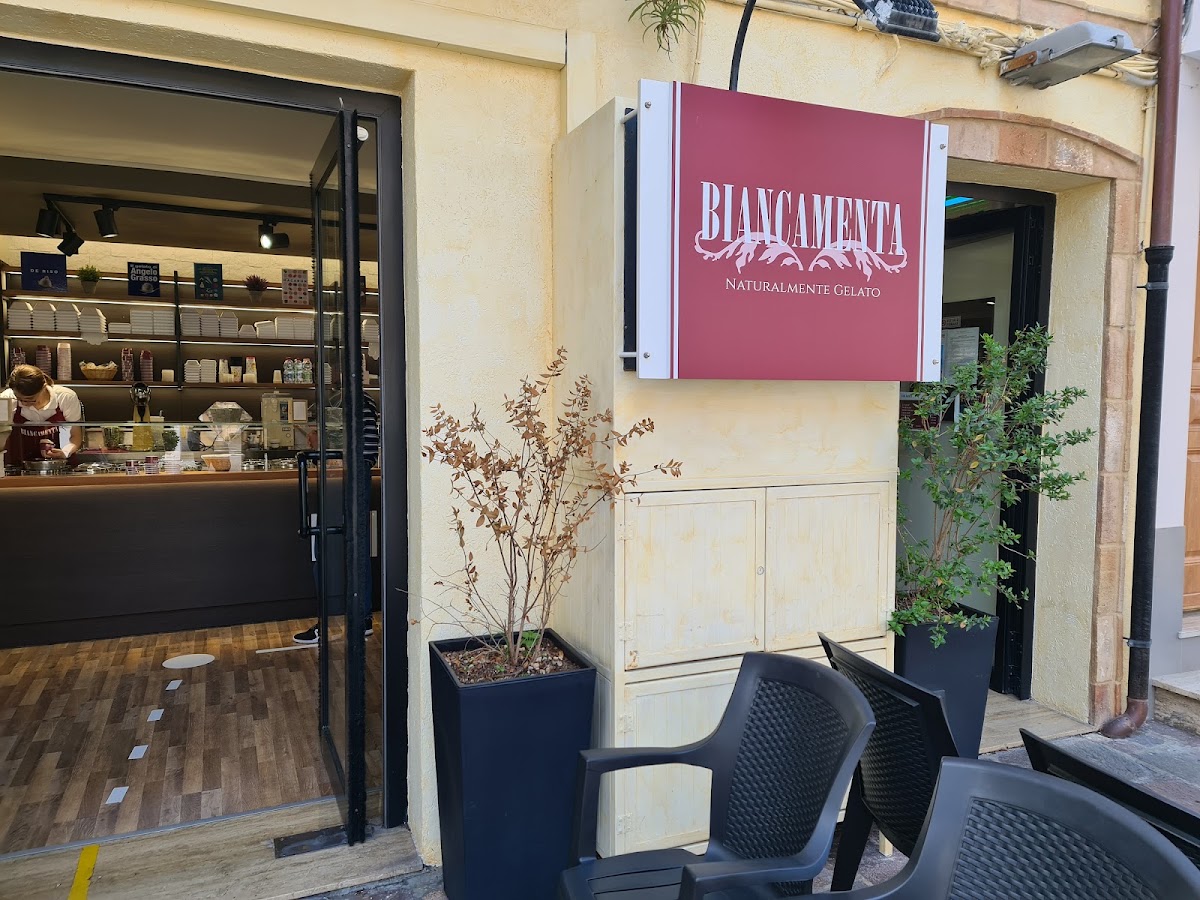 Il banco e la vetrina dei gusti.