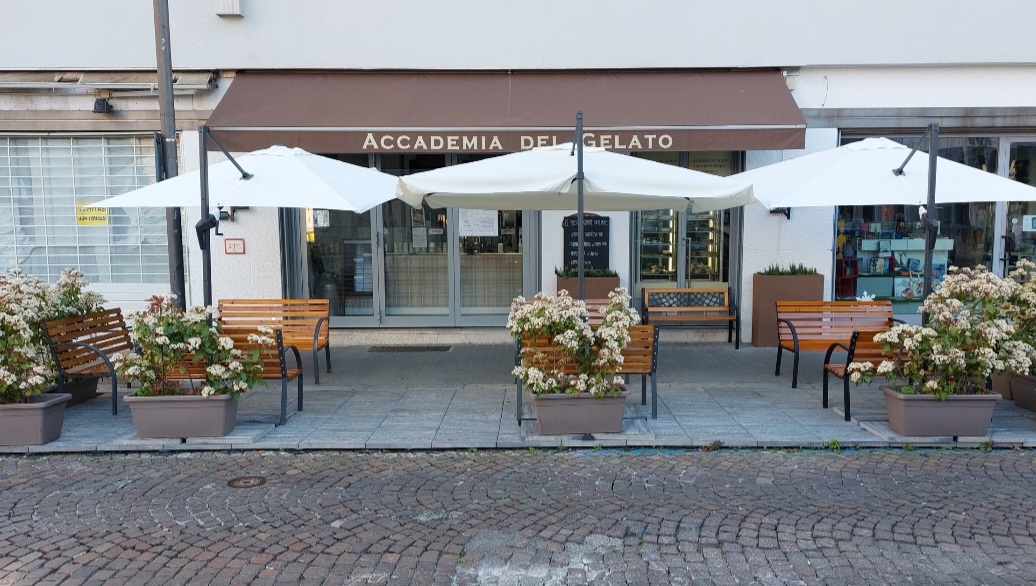 Il banco e la vetrina dei gusti.