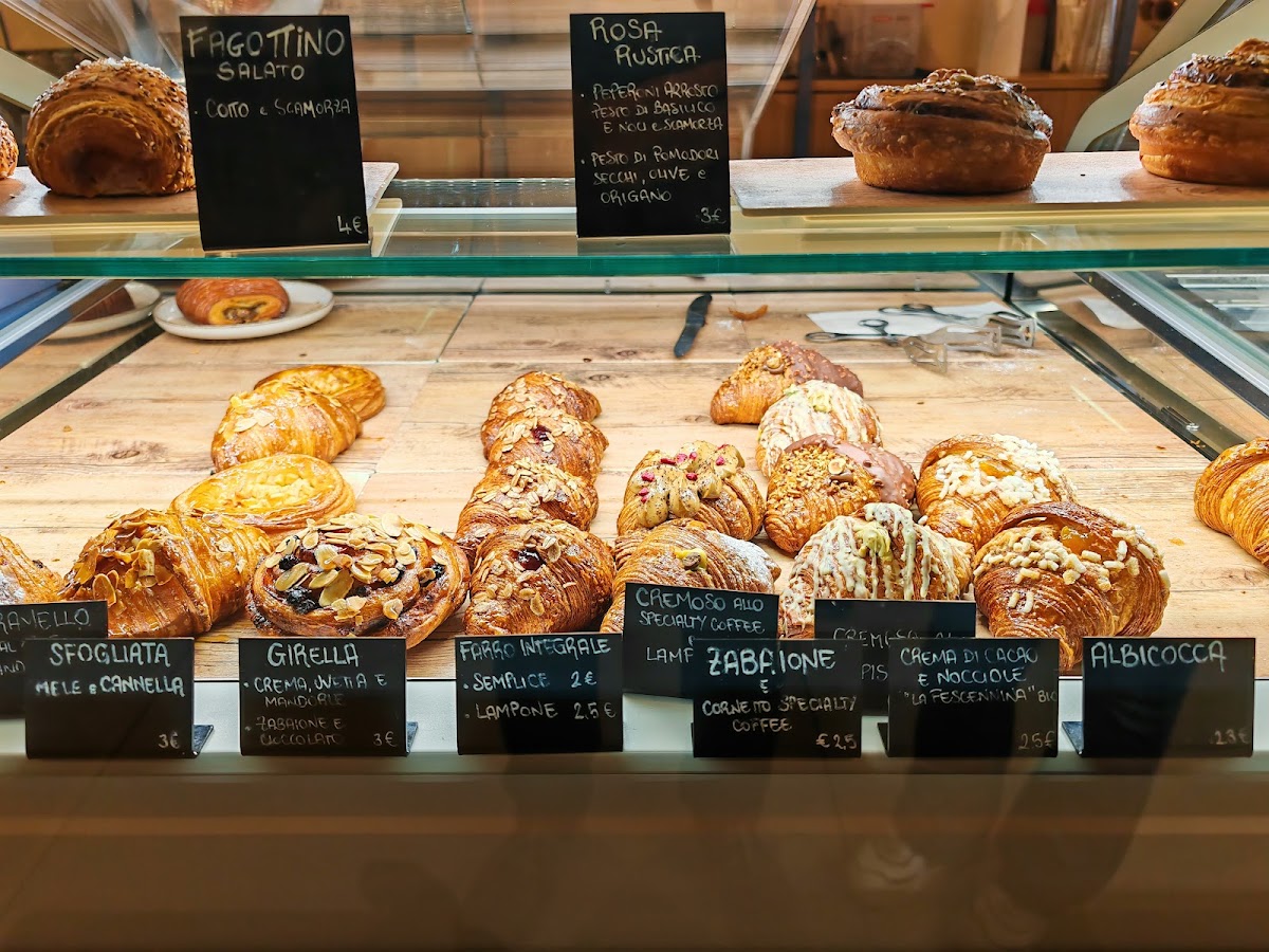 Le vaschette in vetrina.