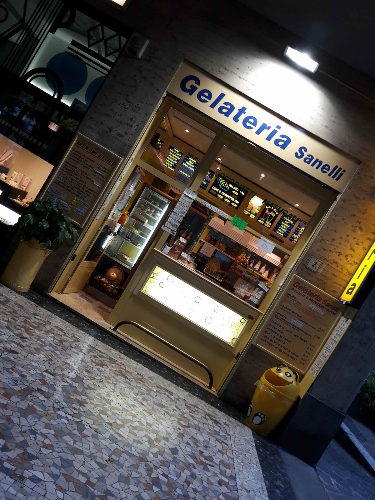 Il banco e la vetrina dei gusti.
