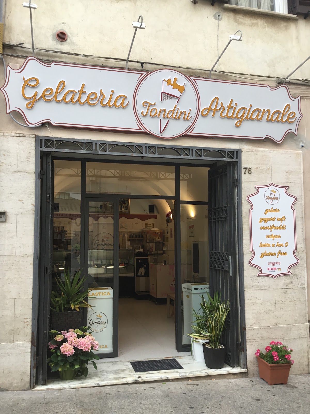 Il banco e la vetrina dei gusti.