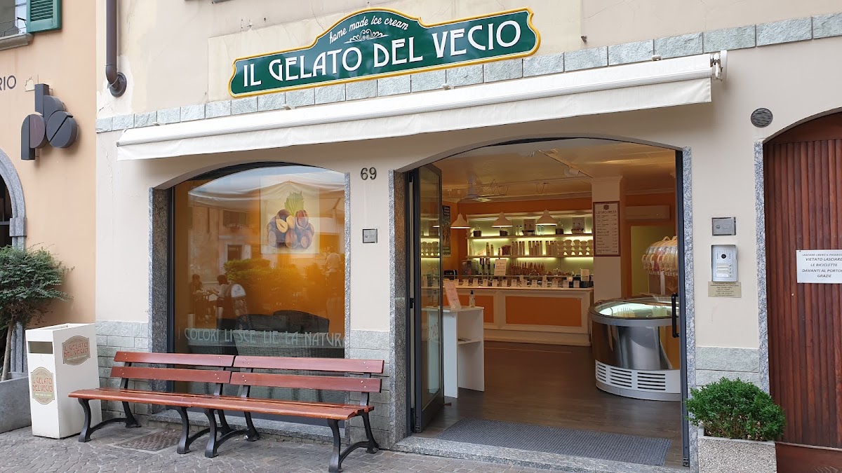 Il banco e la vetrina dei gusti.