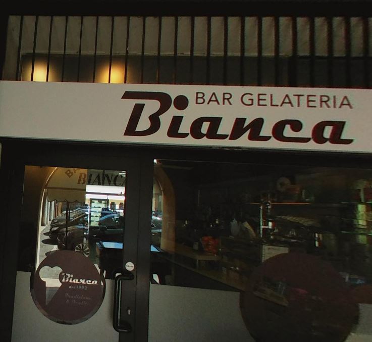 Il banco e la vetrina dei gusti.