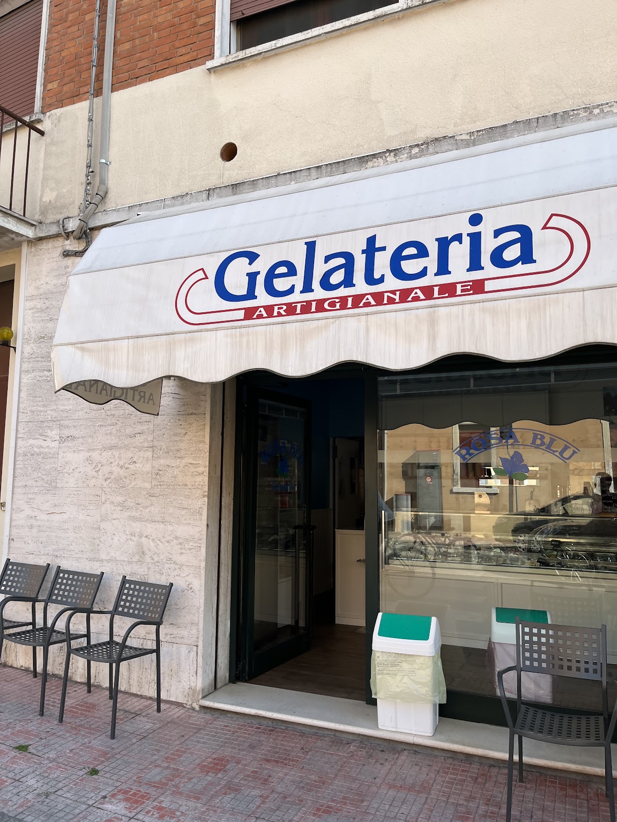 Il banco e la vetrina dei gusti.