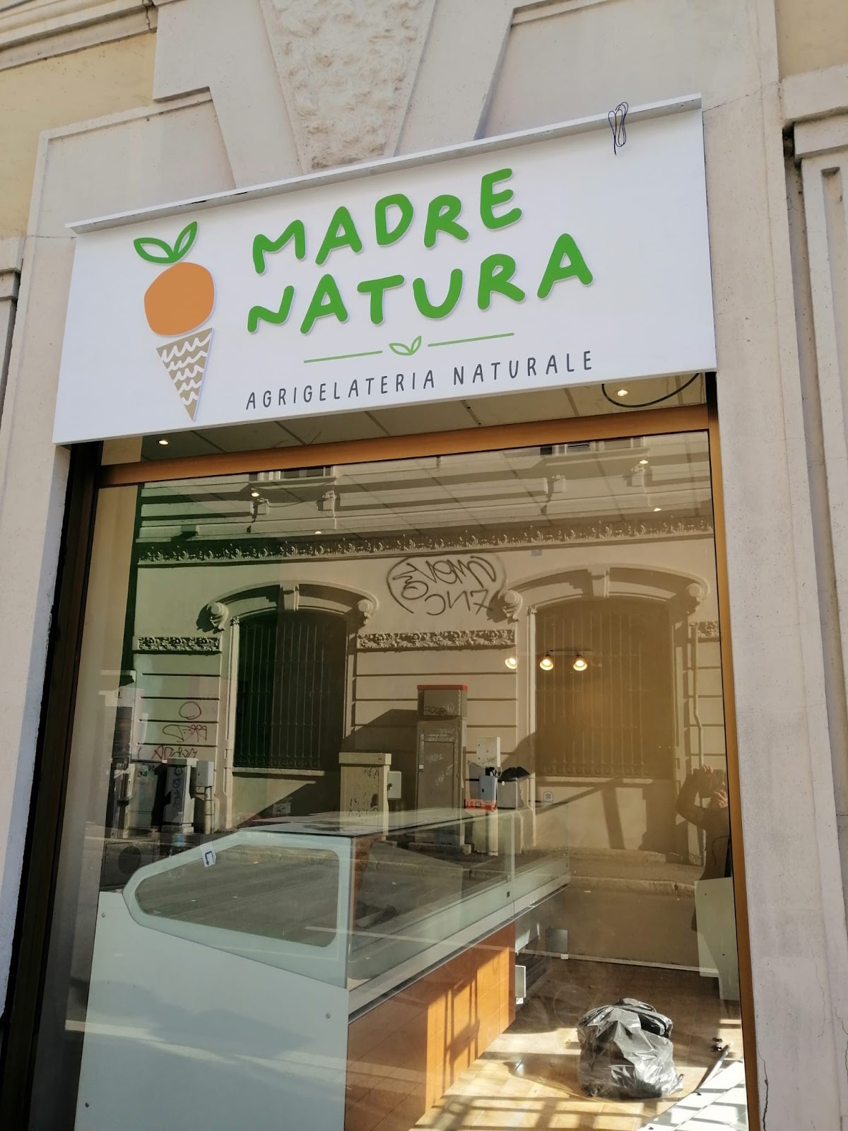 Il banco e la vetrina dei gusti.
