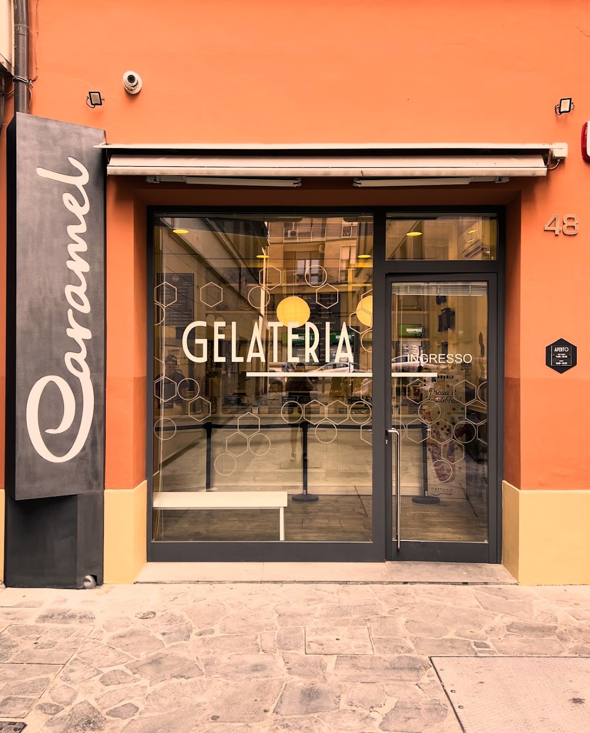 Il banco e la vetrina dei gusti.