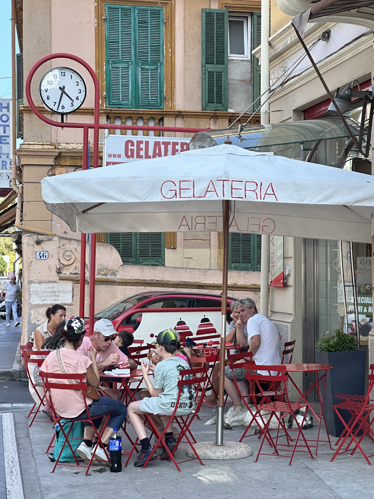Il banco e la vetrina dei gusti.