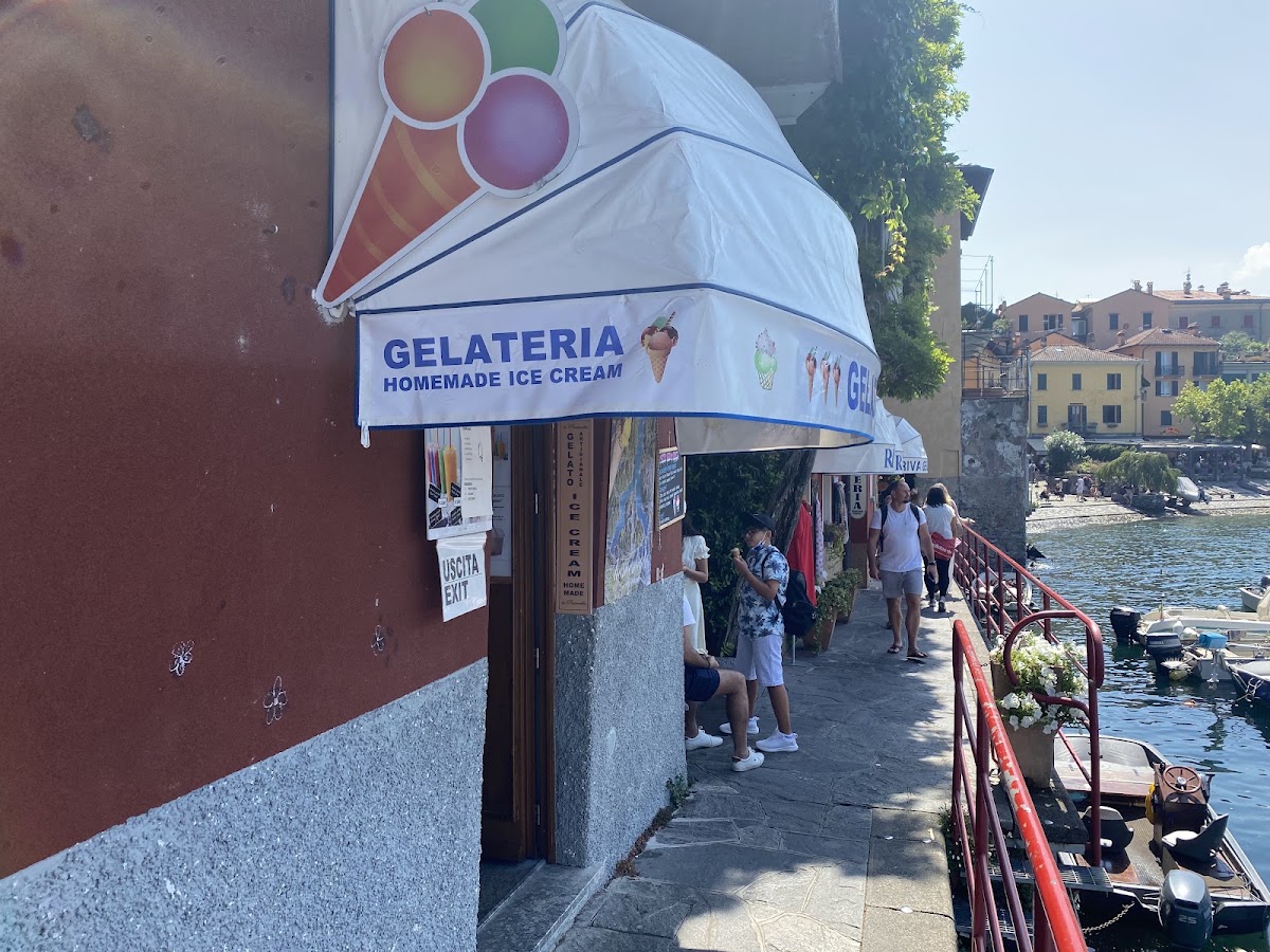 Il banco e la vetrina dei gusti.