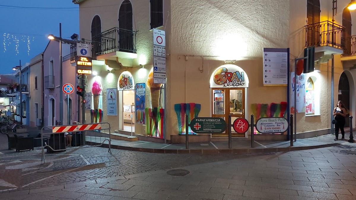 Il banco e la vetrina dei gusti.