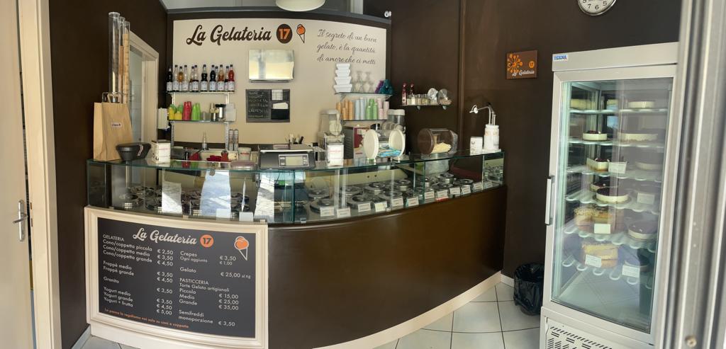 Il banco e la vetrina dei gusti.