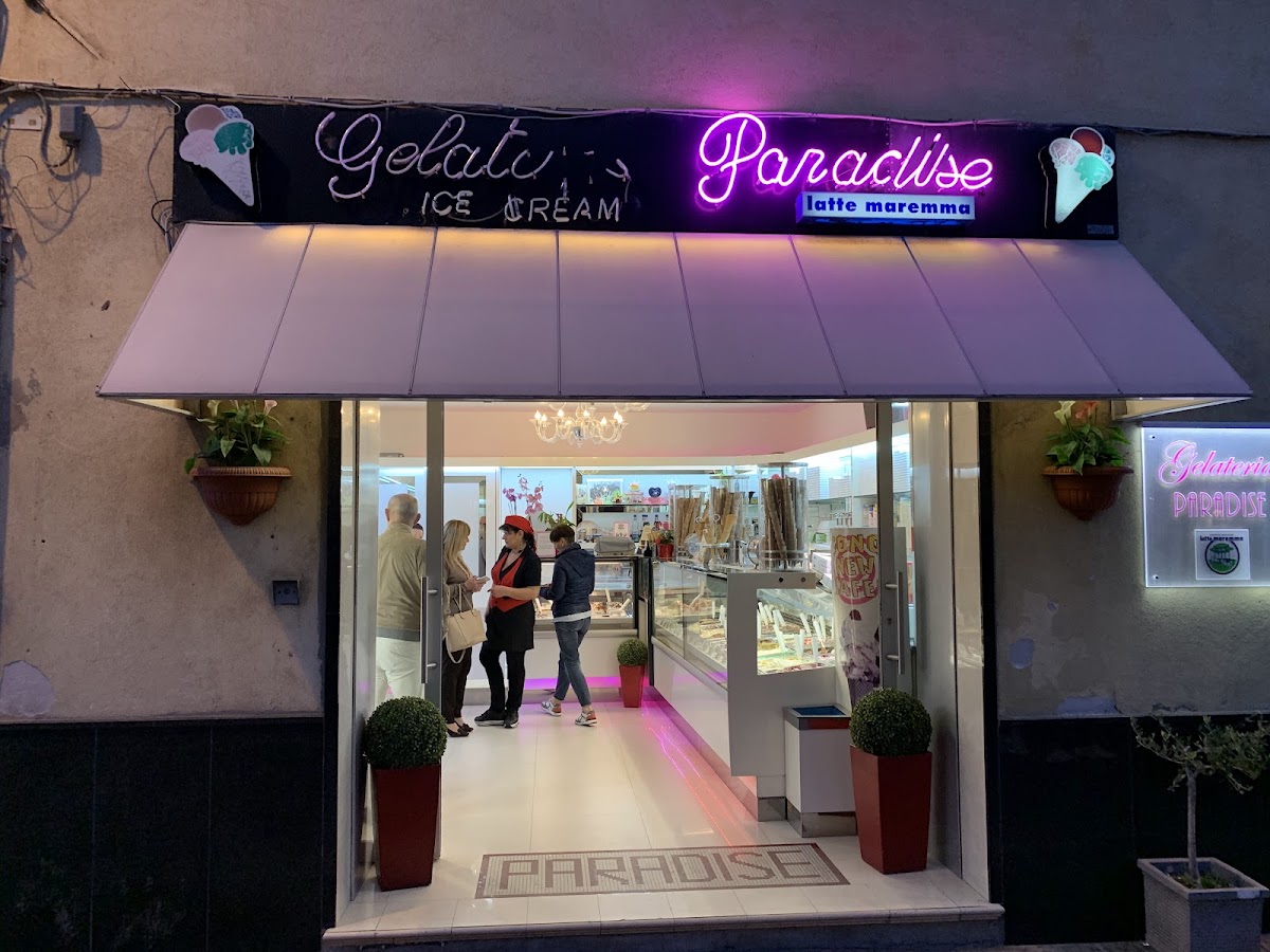 Il banco e la vetrina dei gusti.