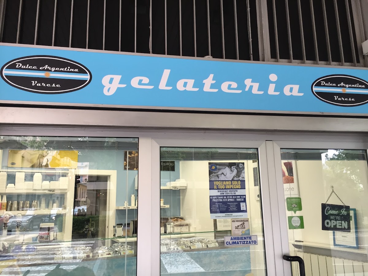 Il banco e la vetrina dei gusti.