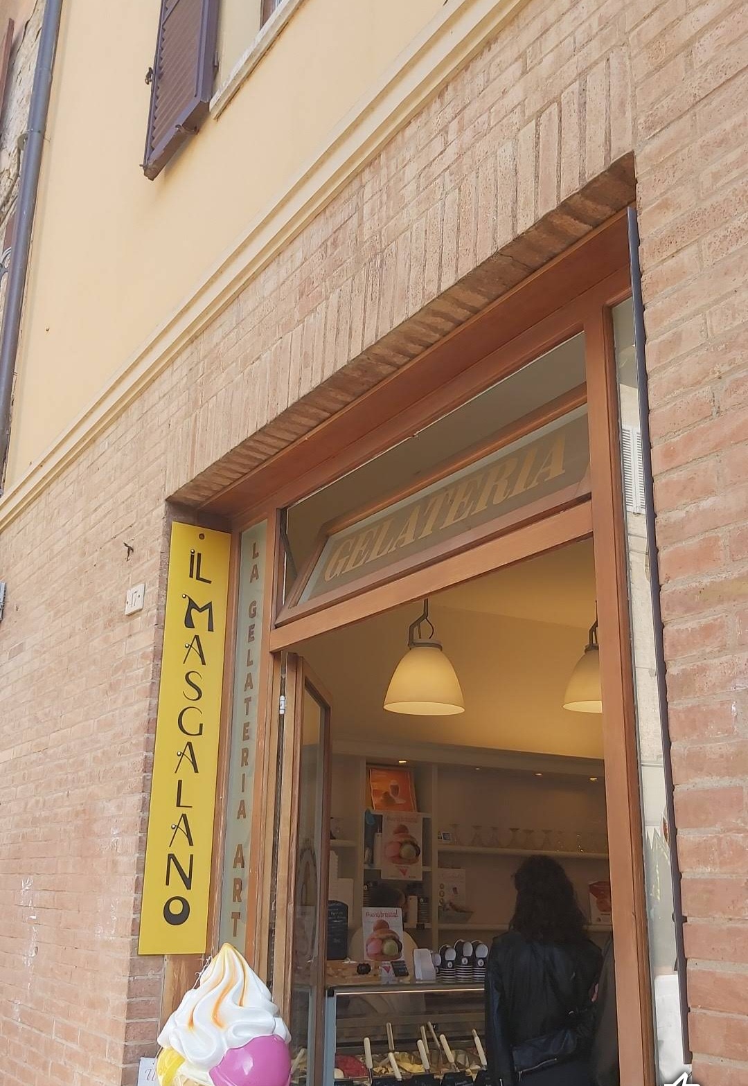 Il banco e la vetrina dei gusti.