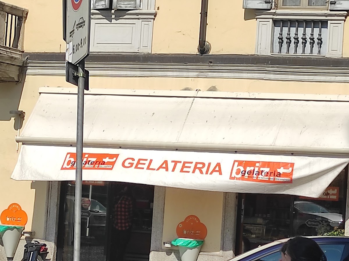 Il banco e la vetrina dei gusti.