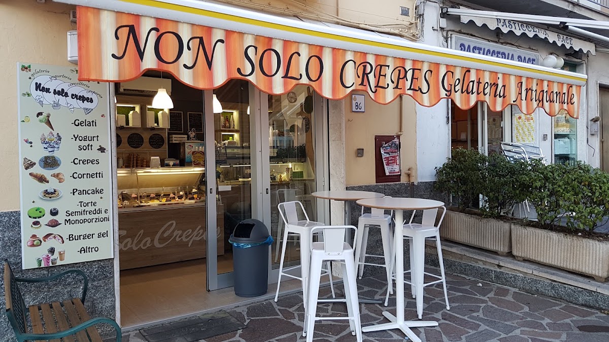 Il banco e la vetrina dei gusti.