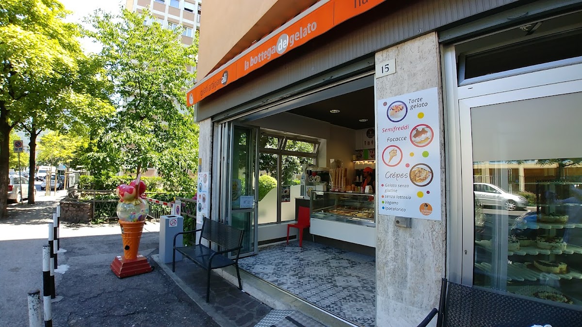 Il banco e la vetrina dei gusti.