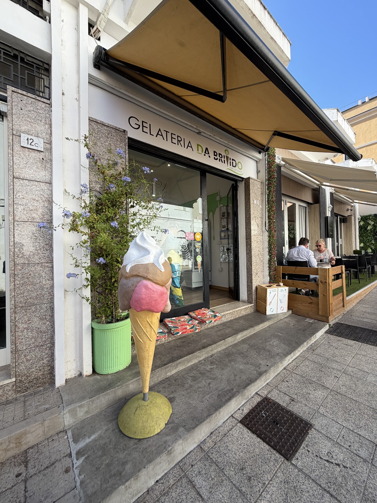 Le vaschette in vetrina.