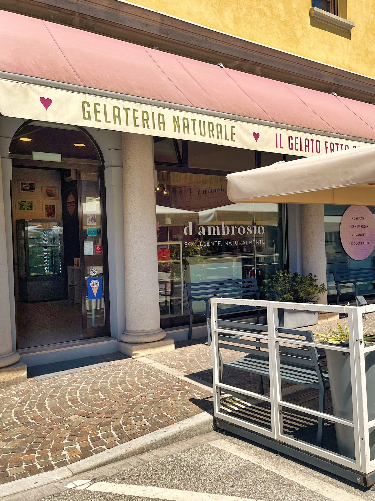 Il banco e la vetrina dei gusti.