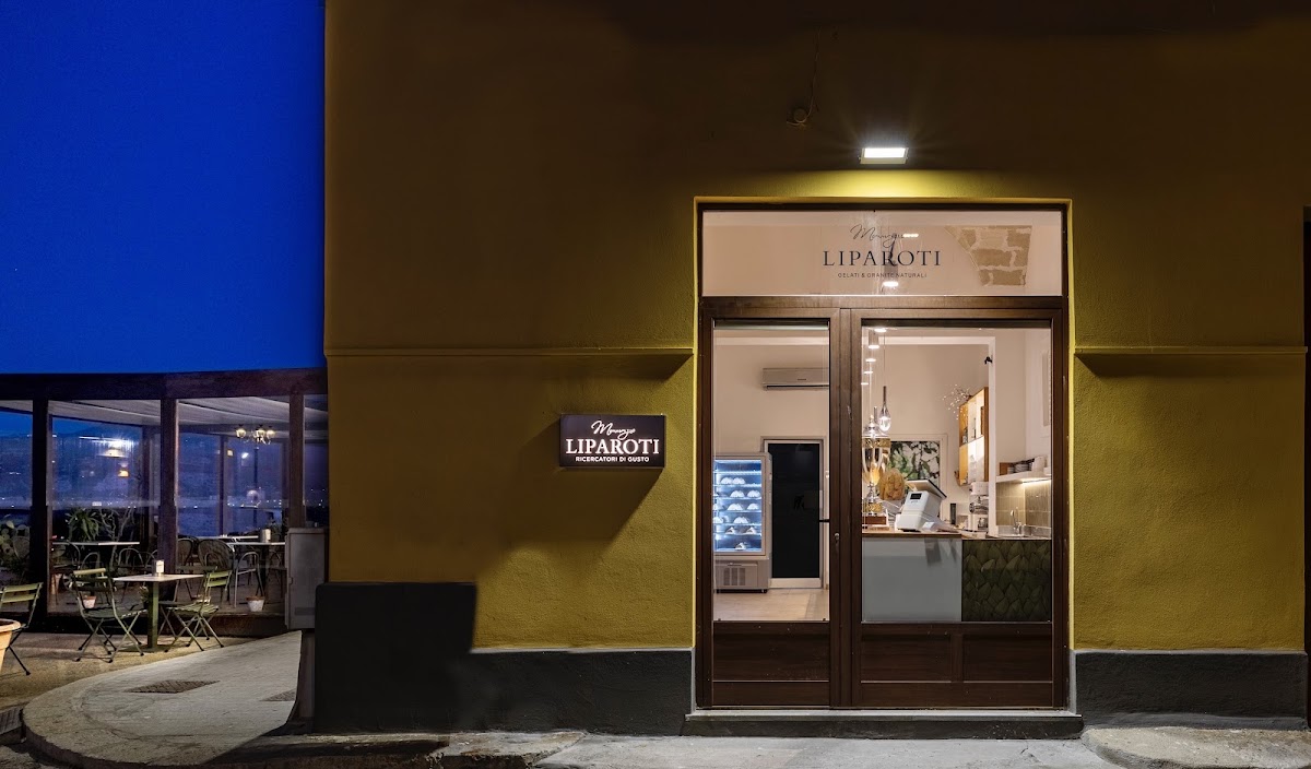 Il banco e la vetrina dei gusti.