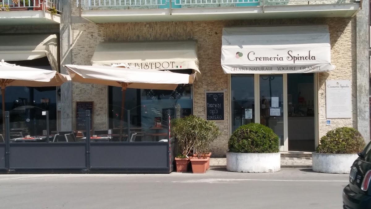 Il banco e la vetrina dei gusti.