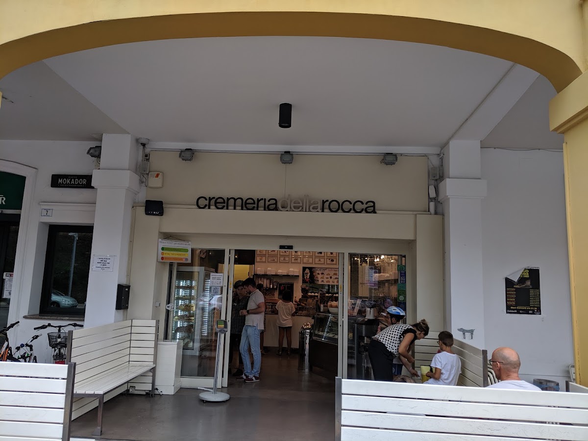 Il banco e la vetrina dei gusti.